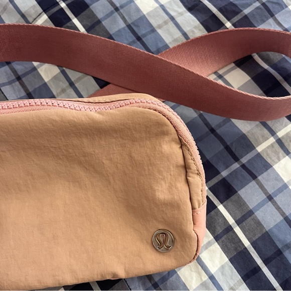 LULULEMON EVERYWHERE BELT BAG IN PINK - Picture 4 of 4